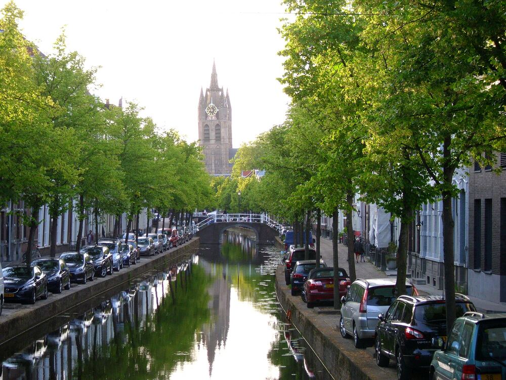Gracht met de toren van de Oude Kerk in Delft