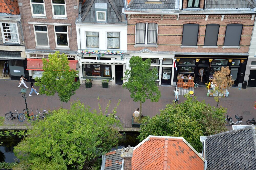Zicht op de Voldersgracht vanaf de toren van de Nieuwe Kerk in Delft