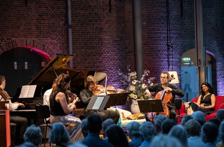 Musici voeren kamermuziekstuk uit op bijzondere locatie in Delft during Delft Chamber Music Festival 2026