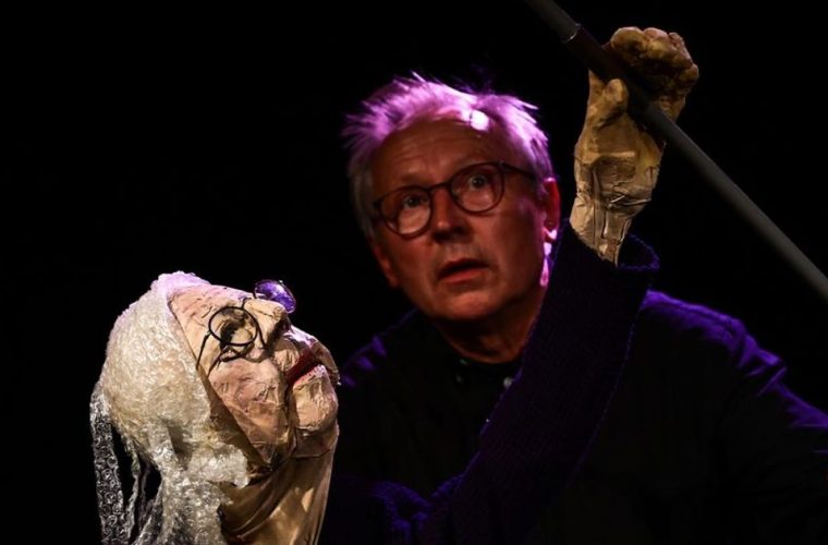 Servaes Nelissen in Steeds Lichter, een poëtische theatervoorstelling over dementie en afscheid in Theatercafé Delft