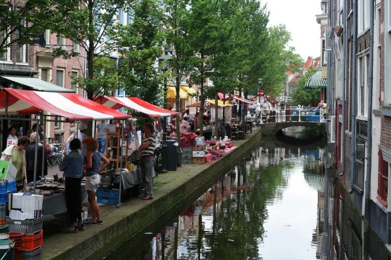 Antiek- en Curiosamarkt in Delft — markt-eten in Delft