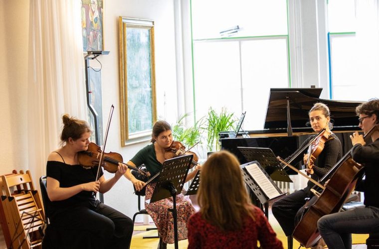 Masterclass strijkkwartet tijdens Delft Chamber Music Festival in Theater de Veste, met jonge musici onder begeleiding