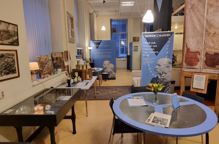 Bezoeker in Museum van Marken kijkt naar de collectie tijdens openhuisdag op 25 juli 2026