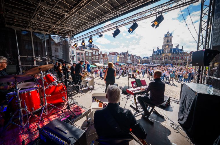 Publiek geniet van live jazzoptredens op het Delft Jazz Festival in de historische binnenstad