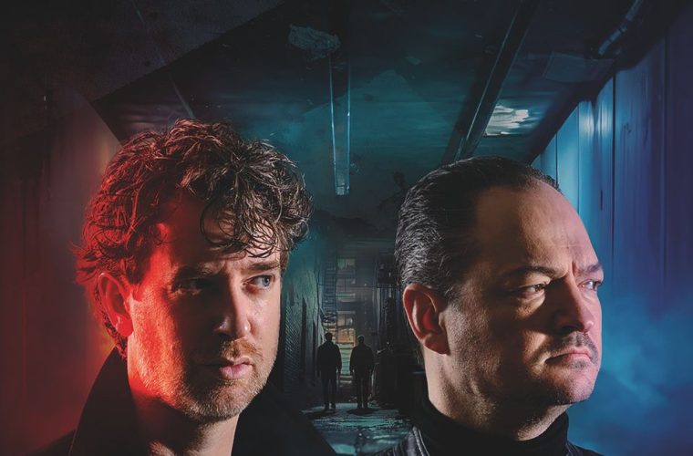 Twee comedians op het toneel tijdens een theatervoorstelling in de Theaterzaal van Delft